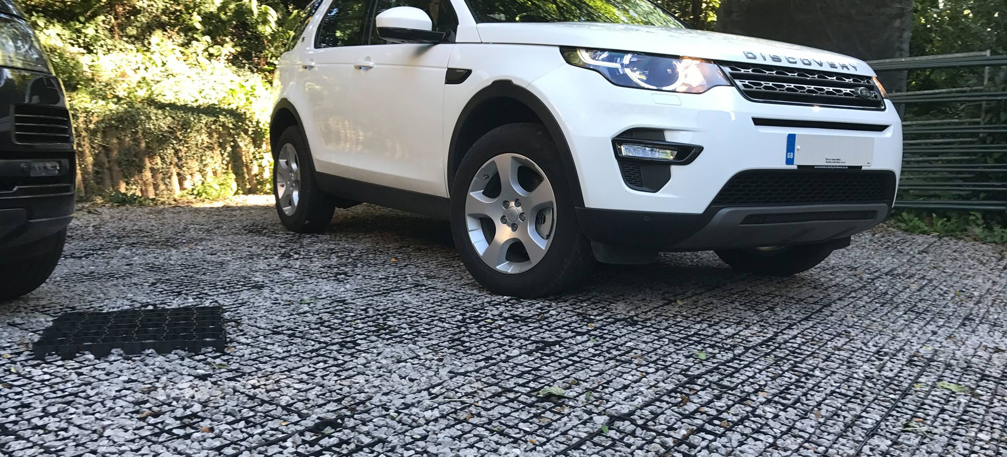 Land Rover Discovery parked on Ecodeck geopaving system