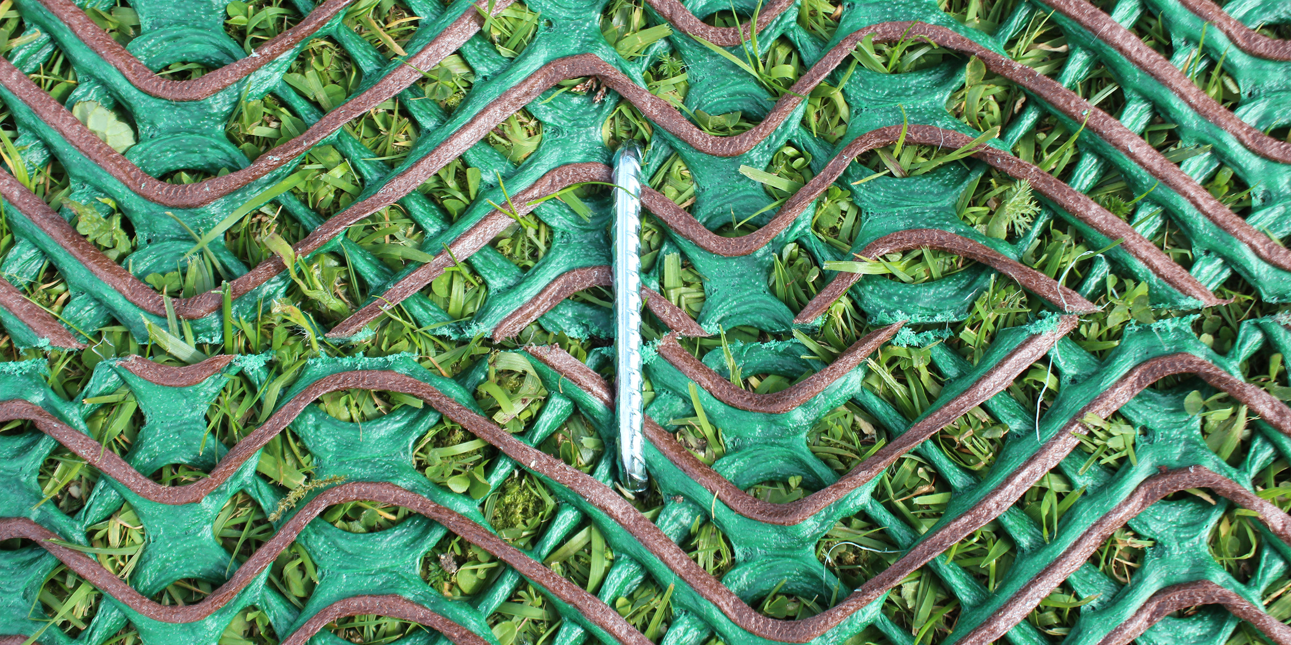 Two edges of TurfMesh joined together with pins 