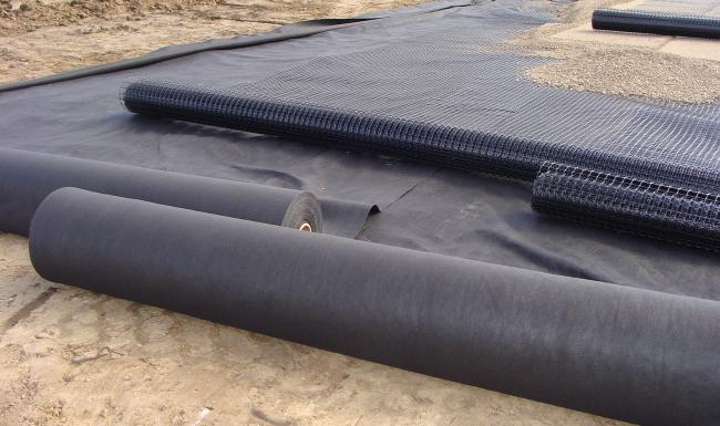 Geosynthetics rolls overlapping